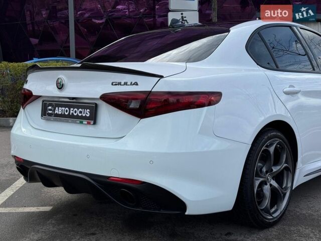 Белый Альфа Ромео Джулия, объемом двигателя 2 л и пробегом 105 тыс. км за 17990 $, фото 8 на Automoto.ua