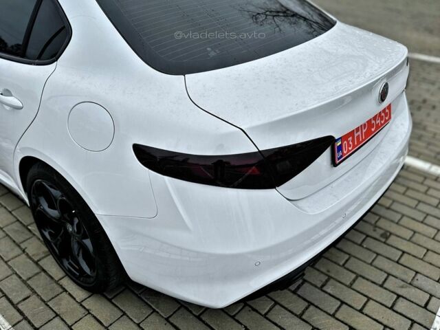 Білий Альфа Ромео Джулія, об'ємом двигуна 2 л та пробігом 109 тис. км за 19999 $, фото 4 на Automoto.ua