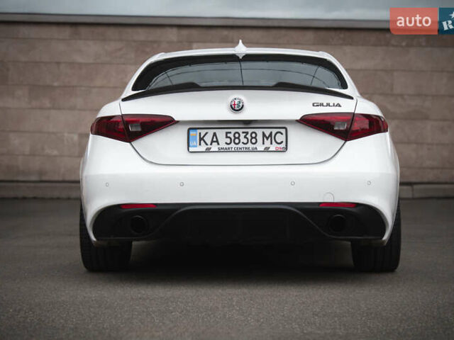 Белый Альфа Ромео Джулия, объемом двигателя 2 л и пробегом 21 тыс. км за 25500 $, фото 3 на Automoto.ua