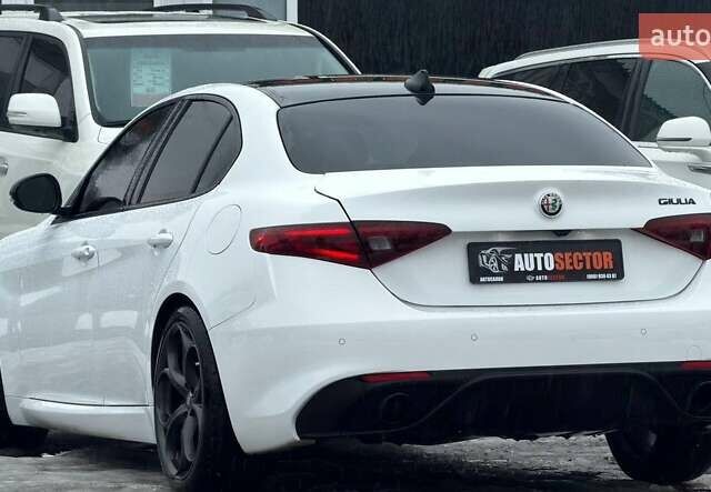 Белый Альфа Ромео Джулия, объемом двигателя 2 л и пробегом 37 тыс. км за 26500 $, фото 7 на Automoto.ua