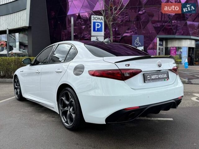 Белый Альфа Ромео Джулия, объемом двигателя 2 л и пробегом 105 тыс. км за 17990 $, фото 4 на Automoto.ua