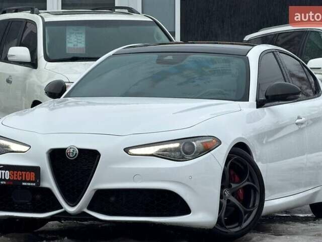 Белый Альфа Ромео Джулия, объемом двигателя 2 л и пробегом 37 тыс. км за 26500 $, фото 1 на Automoto.ua