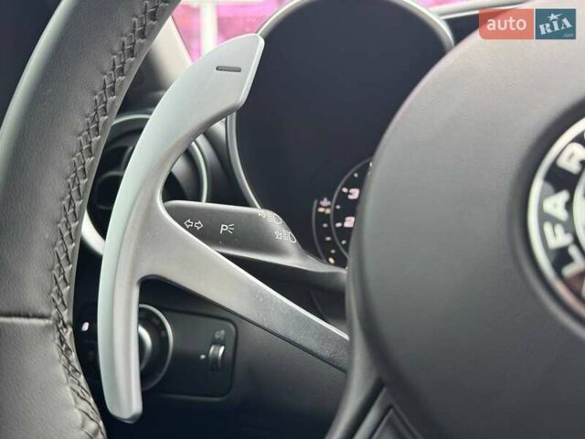 Белый Альфа Ромео Джулия, объемом двигателя 2 л и пробегом 105 тыс. км за 21990 $, фото 25 на Automoto.ua