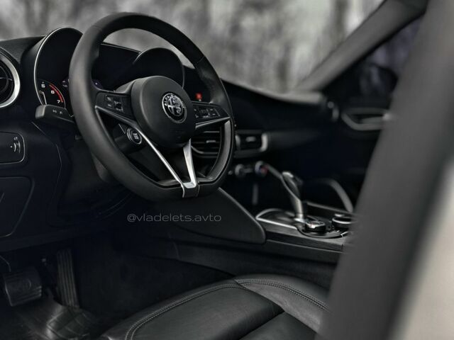 Білий Альфа Ромео Джулія, об'ємом двигуна 2 л та пробігом 109 тис. км за 19999 $, фото 5 на Automoto.ua