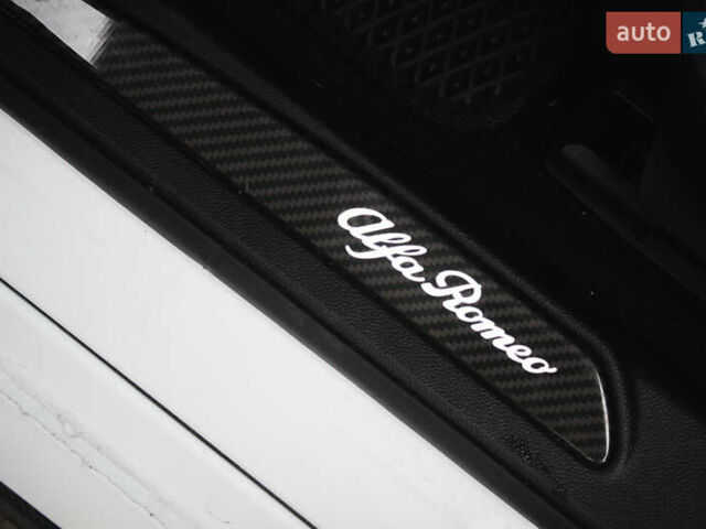 Белый Альфа Ромео Джулия, объемом двигателя 2 л и пробегом 21 тыс. км за 25500 $, фото 36 на Automoto.ua