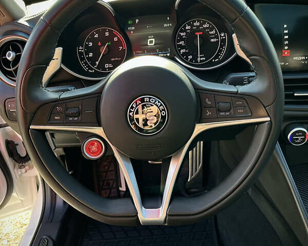 Білий Альфа Ромео Джулія, об'ємом двигуна 2 л та пробігом 103 тис. км за 22900 $, фото 24 на Automoto.ua