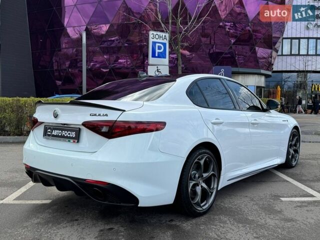 Белый Альфа Ромео Джулия, объемом двигателя 2 л и пробегом 105 тыс. км за 17990 $, фото 7 на Automoto.ua