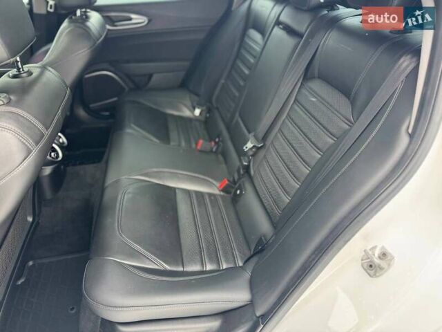 Белый Альфа Ромео Джулия, объемом двигателя 2 л и пробегом 105 тыс. км за 21990 $, фото 8 на Automoto.ua