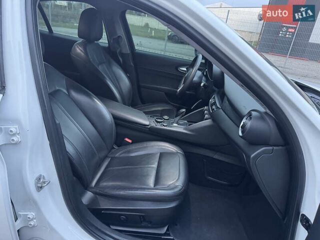 Альфа Ромео Джулия 2019 в Луцке на Automoto.ua Белый Альфа Ромео Джулия, объемом двигателя 2 л и пробегом 177 тыс. км за 15000 $, фото 24 на Automoto.ua