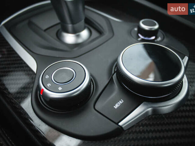 Белый Альфа Ромео Джулия, объемом двигателя 2 л и пробегом 21 тыс. км за 25500 $, фото 25 на Automoto.ua