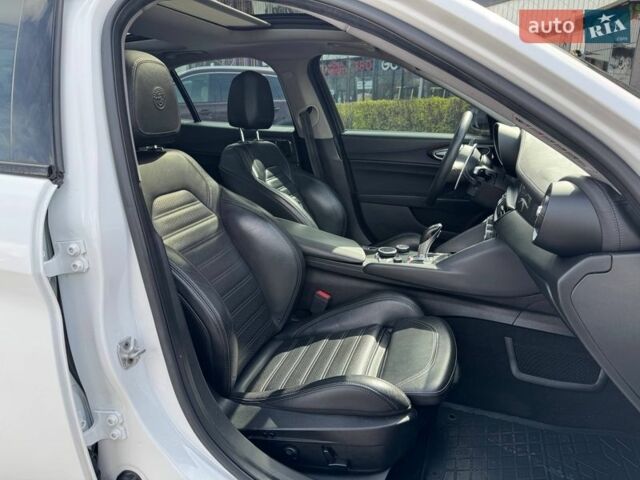 Белый Альфа Ромео Джулия, объемом двигателя 2 л и пробегом 105 тыс. км за 17990 $, фото 16 на Automoto.ua