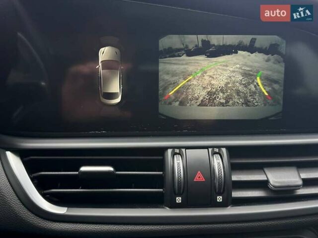 Белый Альфа Ромео Джулия, объемом двигателя 2 л и пробегом 105 тыс. км за 21990 $, фото 22 на Automoto.ua