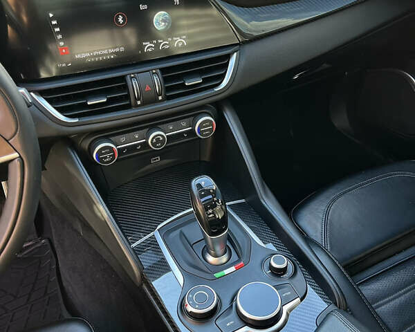 Білий Альфа Ромео Джулія, об'ємом двигуна 2 л та пробігом 103 тис. км за 22900 $, фото 23 на Automoto.ua