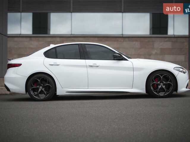 Білий Альфа Ромео Джулія, об'ємом двигуна 2 л та пробігом 21 тис. км за 25000 $, фото 3 на Automoto.ua