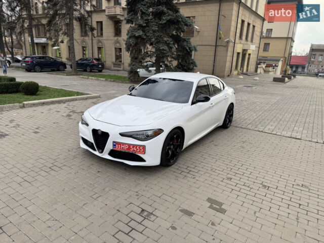 Белый Альфа Ромео Джулия, объемом двигателя 2 л и пробегом 110 тыс. км за 19000 $, фото 5 на Automoto.ua