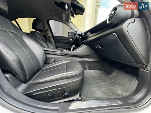 Белый Альфа Ромео Джулия, объемом двигателя 2 л и пробегом 110 тыс. км за 25000 $, фото 46 на Automoto.ua