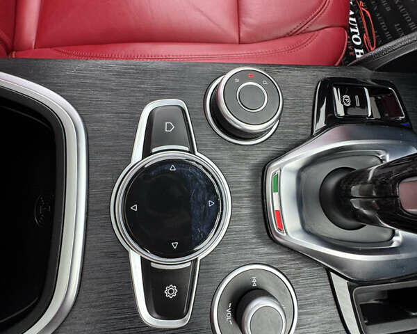 Белый Альфа Ромео Джулия, объемом двигателя 2 л и пробегом 40 тыс. км за 24999 $, фото 24 на Automoto.ua