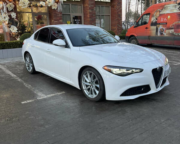 Білий Альфа Ромео Джулія, об'ємом двигуна 2 л та пробігом 82 тис. км за 24000 $, фото 6 на Automoto.ua