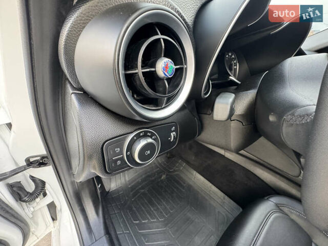 Білий Альфа Ромео Джулія, об'ємом двигуна 2 л та пробігом 110 тис. км за 20000 $, фото 58 на Automoto.ua