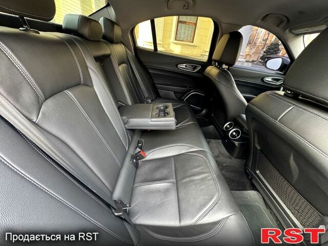 Белый Альфа Ромео Джулия, объемом двигателя 2 л и пробегом 110 тыс. км за 25000 $, фото 9 на Automoto.ua