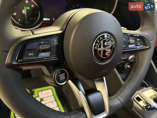 Белый Альфа Ромео Джулия, объемом двигателя 2 л и пробегом 55 тыс. км за 23000 $, фото 24 на Automoto.ua