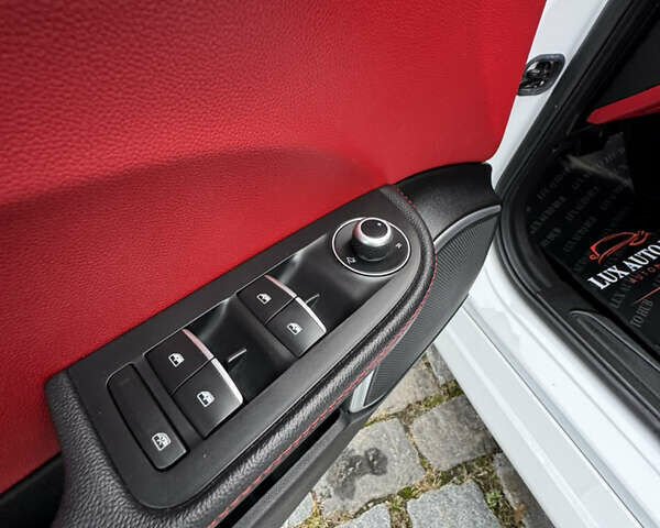 Білий Альфа Ромео Джулія, об'ємом двигуна 2 л та пробігом 40 тис. км за 22999 $, фото 43 на Automoto.ua