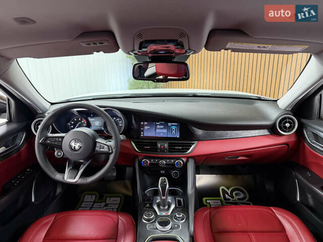 Белый Альфа Ромео Джулия, объемом двигателя 2 л и пробегом 55 тыс. км за 23000 $, фото 12 на Automoto.ua