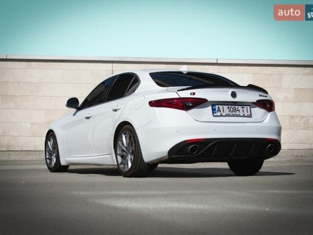 Белый Альфа Ромео Джулия, объемом двигателя 2 л и пробегом 82 тыс. км за 23800 $, фото 3 на Automoto.ua