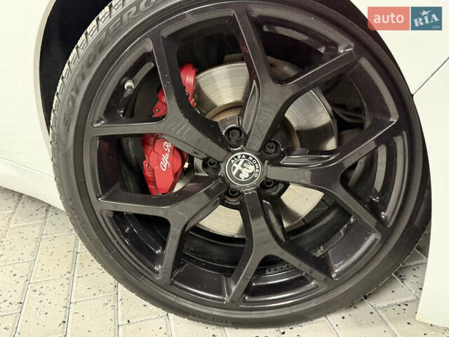 Белый Альфа Ромео Джулия, объемом двигателя 2 л и пробегом 55 тыс. км за 23000 $, фото 52 на Automoto.ua