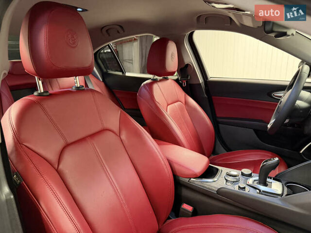 Белый Альфа Ромео Джулия, объемом двигателя 2 л и пробегом 55 тыс. км за 23000 $, фото 30 на Automoto.ua