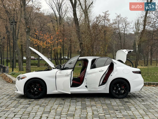 Белый Альфа Ромео Джулия, объемом двигателя 2 л и пробегом 40 тыс. км за 24999 $, фото 108 на Automoto.ua