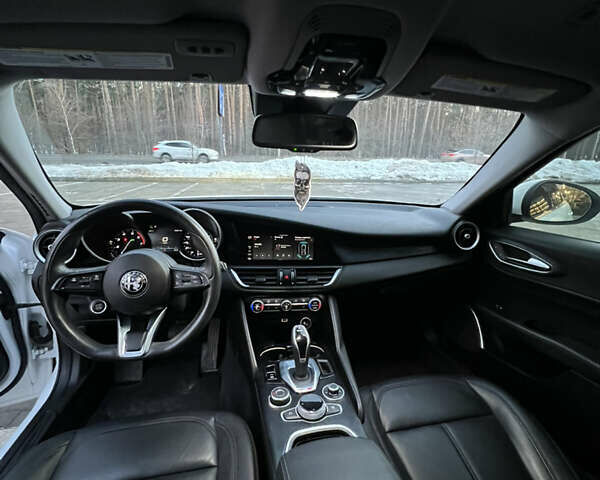 Білий Альфа Ромео Джулія, об'ємом двигуна 2 л та пробігом 82 тис. км за 24000 $, фото 9 на Automoto.ua