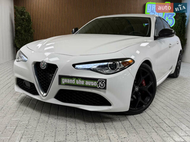Белый Альфа Ромео Джулия, объемом двигателя 2 л и пробегом 55 тыс. км за 23000 $, фото 10 на Automoto.ua