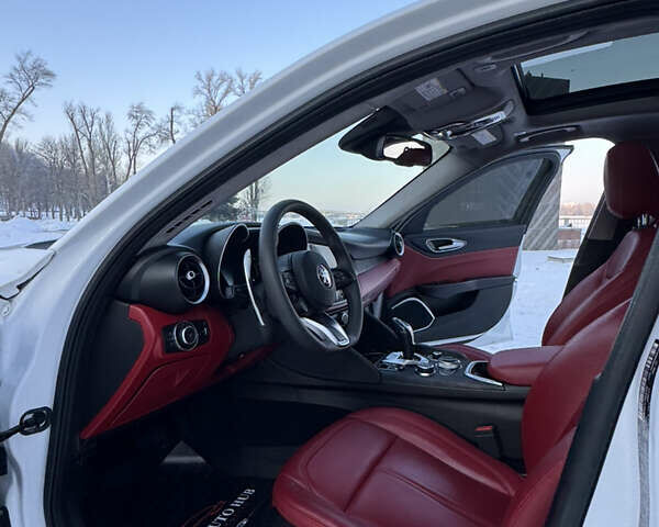 Білий Альфа Ромео Джулія, об'ємом двигуна 2 л та пробігом 40 тис. км за 22999 $, фото 146 на Automoto.ua