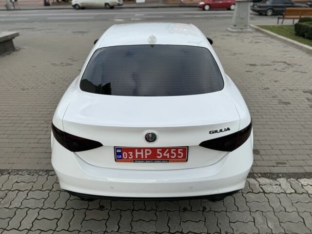 Белый Альфа Ромео Джулия, объемом двигателя 2 л и пробегом 110 тыс. км за 25000 $, фото 5 на Automoto.ua