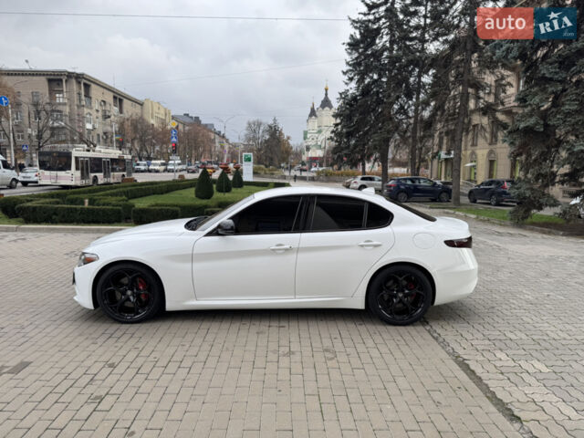 Белый Альфа Ромео Джулия, объемом двигателя 2 л и пробегом 110 тыс. км за 19000 $, фото 3 на Automoto.ua