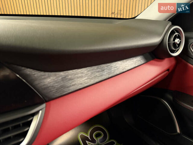 Белый Альфа Ромео Джулия, объемом двигателя 2 л и пробегом 55 тыс. км за 23000 $, фото 29 на Automoto.ua