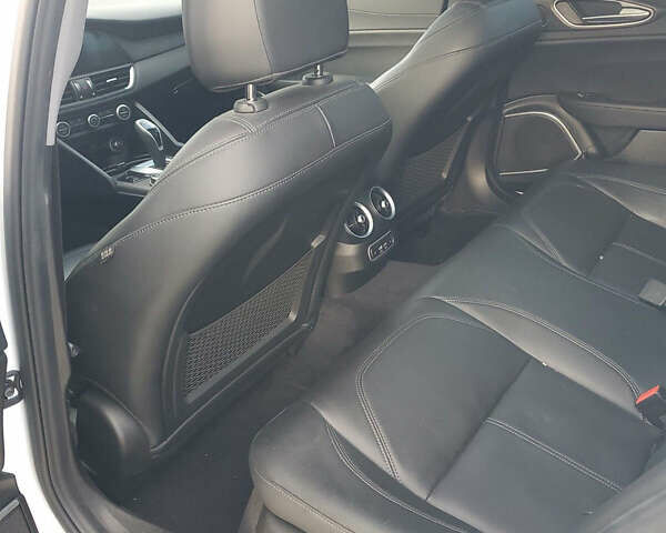 Альфа Ромео Джулія 2020 у Києві на Automoto.ua Білий Альфа Ромео Джулія, об'ємом двигуна 2 л та пробігом 50 тис. км за 18650 $, фото 18 на Automoto.ua