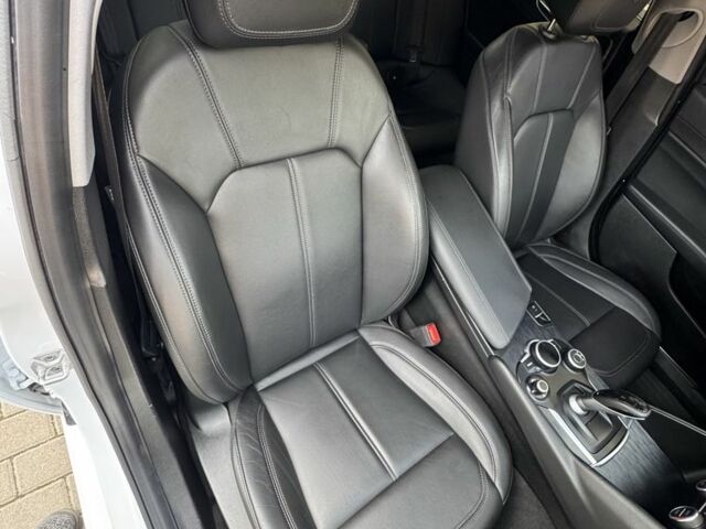 Белый Альфа Ромео Джулия, объемом двигателя 2 л и пробегом 110 тыс. км за 25000 $, фото 15 на Automoto.ua