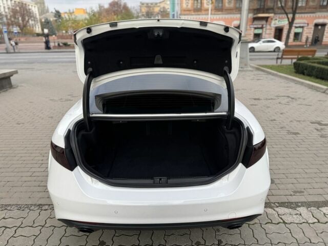 Белый Альфа Ромео Джулия, объемом двигателя 2 л и пробегом 110 тыс. км за 25000 $, фото 6 на Automoto.ua