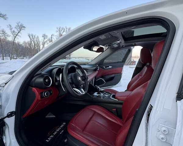 Білий Альфа Ромео Джулія, об'ємом двигуна 2 л та пробігом 40 тис. км за 22999 $, фото 143 на Automoto.ua