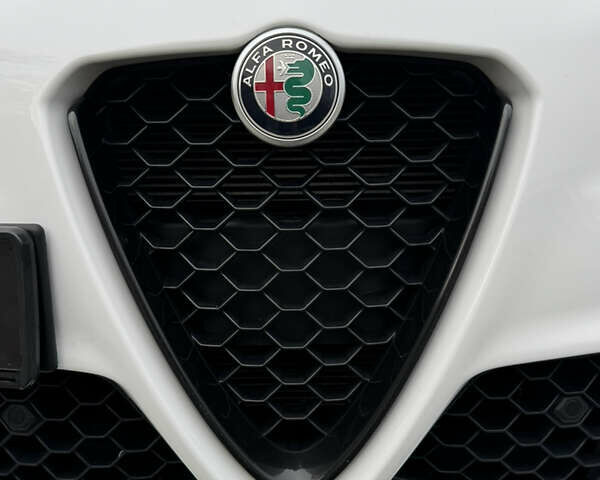 Белый Альфа Ромео Джулия, объемом двигателя 2 л и пробегом 40 тыс. км за 24999 $, фото 95 на Automoto.ua