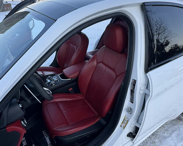 Білий Альфа Ромео Джулія, об'ємом двигуна 2 л та пробігом 40 тис. км за 22999 $, фото 144 на Automoto.ua