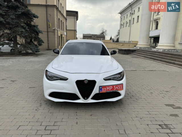Белый Альфа Ромео Джулия, объемом двигателя 2 л и пробегом 110 тыс. км за 19000 $, фото 1 на Automoto.ua
