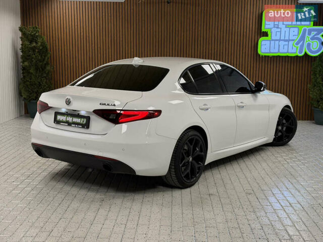 Белый Альфа Ромео Джулия, объемом двигателя 2 л и пробегом 55 тыс. км за 23000 $, фото 49 на Automoto.ua