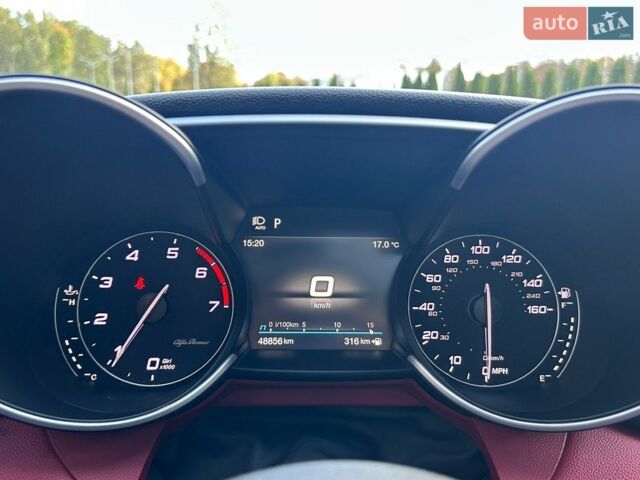 Белый Альфа Ромео Джулия, объемом двигателя 2 л и пробегом 47 тыс. км за 27999 $, фото 19 на Automoto.ua