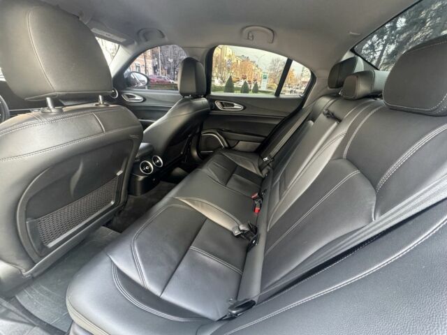 Белый Альфа Ромео Джулия, объемом двигателя 2 л и пробегом 110 тыс. км за 25000 $, фото 13 на Automoto.ua