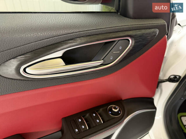 Белый Альфа Ромео Джулия, объемом двигателя 2 л и пробегом 55 тыс. км за 23000 $, фото 27 на Automoto.ua