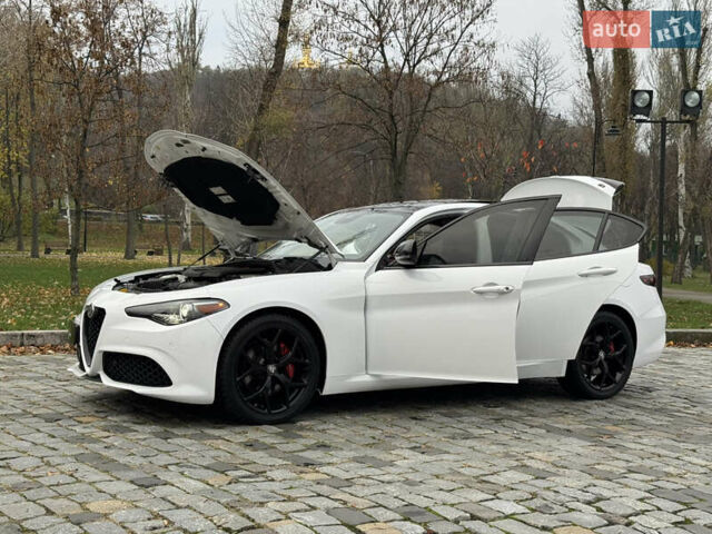 Білий Альфа Ромео Джулія, об'ємом двигуна 2 л та пробігом 40 тис. км за 22999 $, фото 110 на Automoto.ua