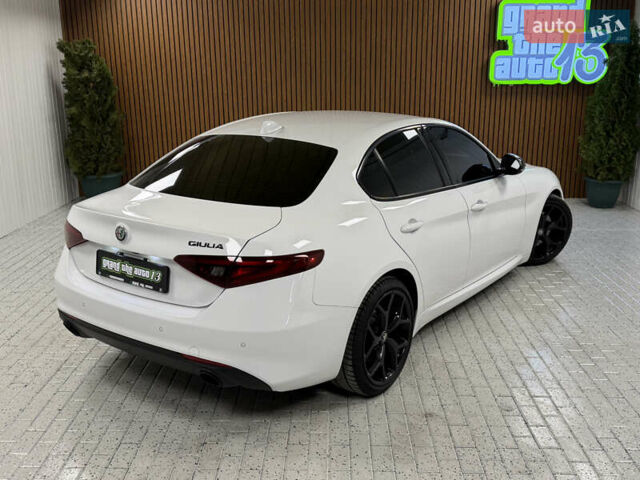 Белый Альфа Ромео Джулия, объемом двигателя 2 л и пробегом 55 тыс. км за 23000 $, фото 43 на Automoto.ua